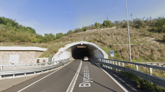 Incidente nel Bypass del Galluzzo, tre auto coinvolte nello scontro in galleria