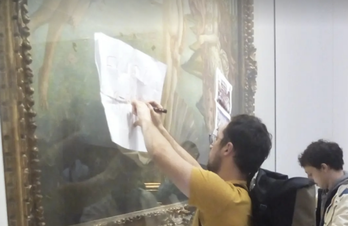 Nuova protesta di Ultima Generazione agli Uffizi: foto dell’alluvione attaccate alla Venere di Botticelli