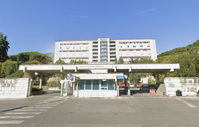 Indagine all’Ospedale di Carrara: paziente 84enne trovato morto nel suo letto in un bagno di sangue