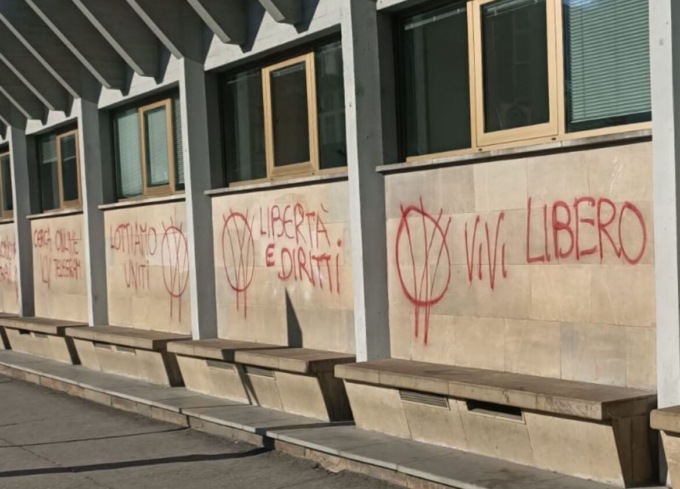 Imbrattato con scritte “No Vax” il palazzo dell’Agenzia delle Entrate a Firenze
