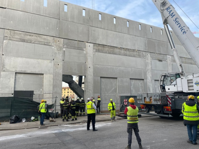 Crollo a Firenze, il Procuratore: “Ci lavoravano diversi operai irregolari. Molte le criticità”