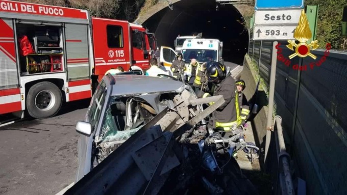 Incidente a Ponte a Moriano, due persone in codice rosso: conducente incastrato tra guardrail e lamiere dell’auto