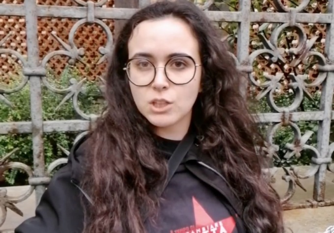 Studentessa si incatena davanti alla Prefettura: “Vogliamo le dimissioni del questore”