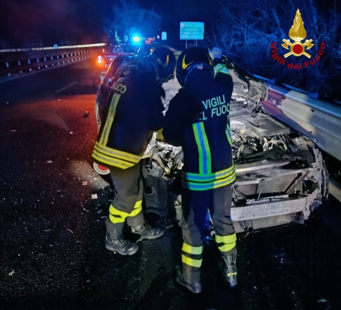 Incidente sulla Siena-Bettolle, scontro fra due auto e tre feriti