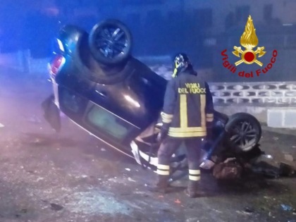 Auto si ribalta, feriti due coniugi