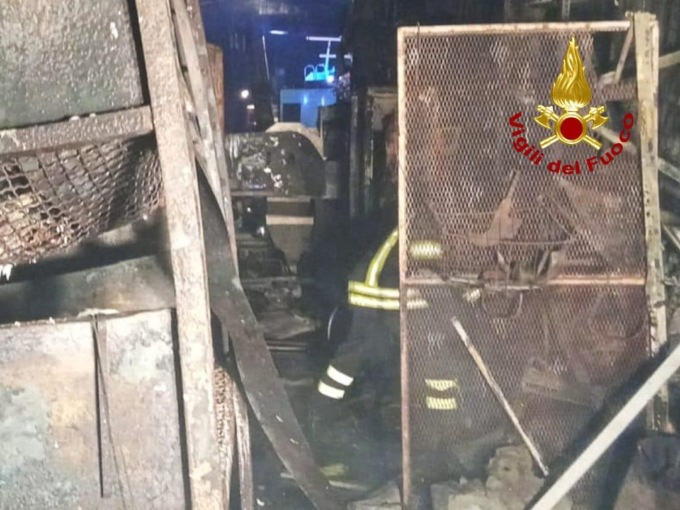 Frantoio distrutto dalle fiamme a Vicopisano: in cinque bloccati dal fumo