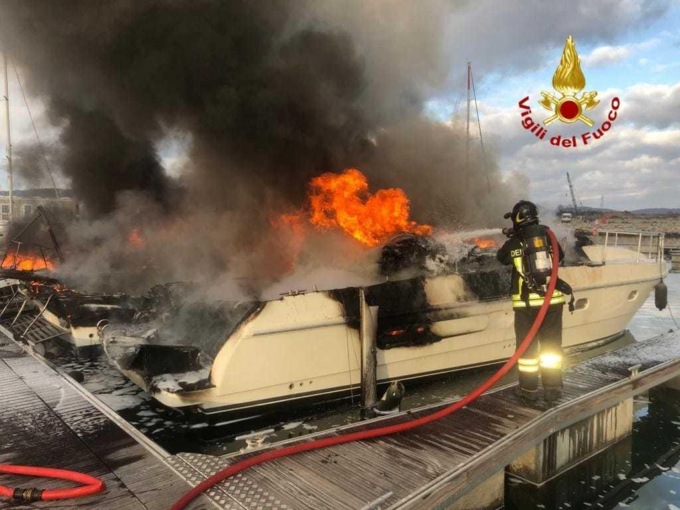 Incendio al porto di Piombino: tre barche distrutte dalle fiamme