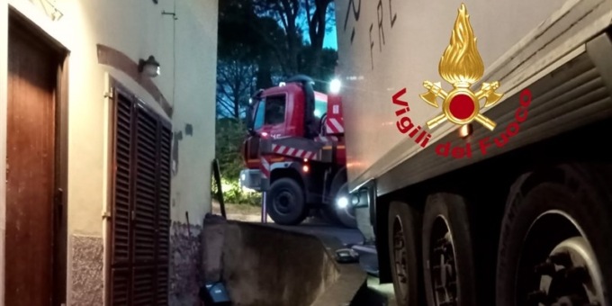 Tir resta incastrato in via Maremmana a Lastra a Signa: circolazione nel caos