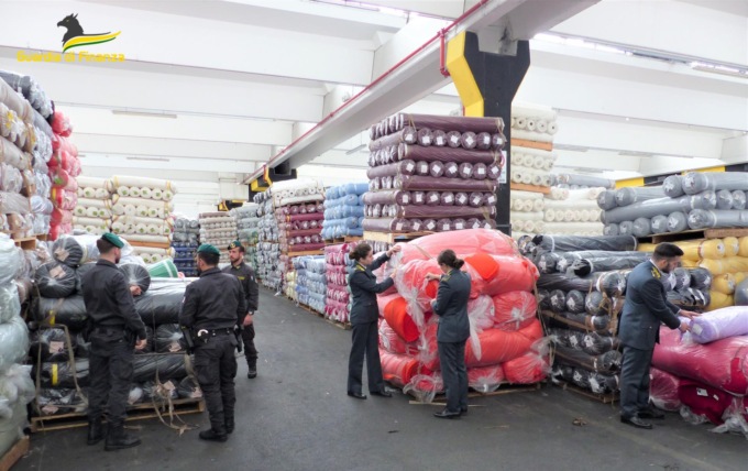 Blitz in un’impresa di Poggio a Caiano: maxi sequestro da 20mila rotoli di tessuto