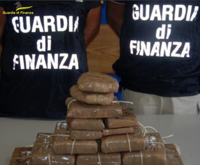 Dalla Spagna a Cecina, corriere della droga con 23kg di cocaina nell’auto