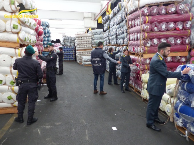 Tessuti importati illegalmente, a Prato il centro di stoccaggio. Sequestrati oltre 2milioni di metri di stoffa