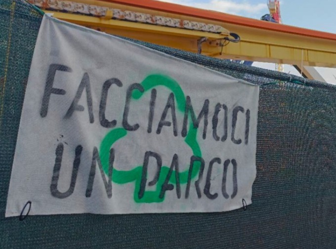 Corteo a Firenze contro le morti sul lavoro: “Abbattete il cantiere di via Mariti e fate un parco pubblico”