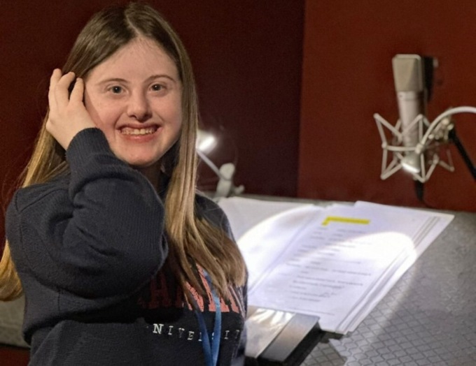 Alice batte gli stereotipi, prima doppiatrice con la sindrome di down in Italia: “Ho lavorato tanto e non mi sono mai arresa”