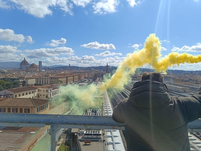 “Liberate Gkn”, nuova protesta a Firenze: due dipendenti sulla torre faro per oltre 7 ore