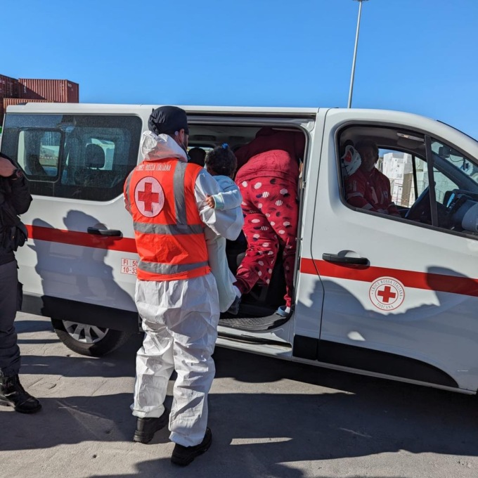 A Carrara lo sbarco della Geo Barents, a bordo anche una minore incinta