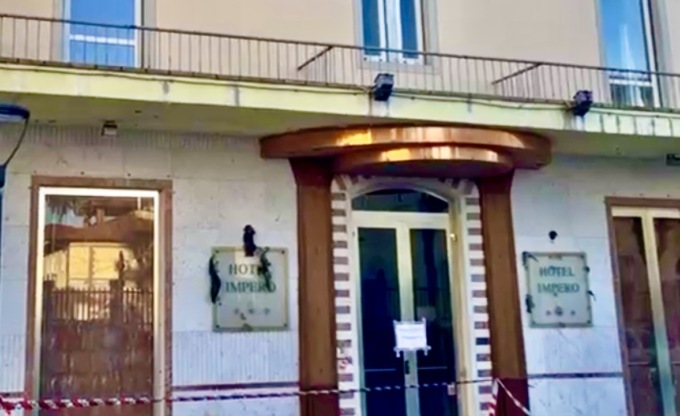Ferite nell’addome e in testa, il 30 enne africano trovato morto in hotel è stato ucciso