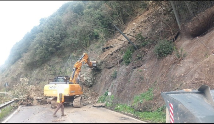 Frana sulla Sr325, Valdibisenzio isolata: le strade alternative