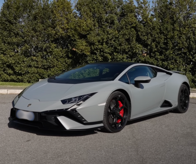 La Lamborghini a noleggio è sprovvista di assicurazione. Conducente multato e auto sequestrata