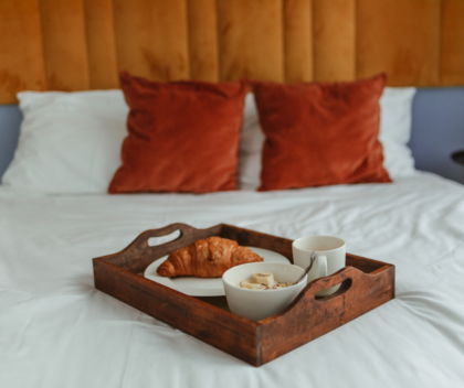 Scoperto B&B fantasma a Capraia: offerti corsi di yoga e gite in barca nella struttura abusiva