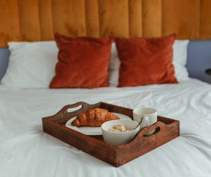 Scoperto B&B fantasma a Capraia: offerti corsi di yoga e gite in barca nella struttura abusiva