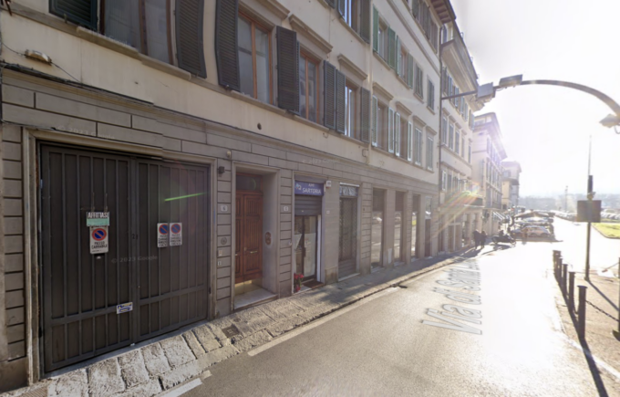 Strangola l’anziana madre e si barrica in casa: omicidio in famiglia a Firenze