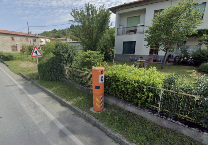 Un autovelox arancione sradicato nella notte. Opera del vento o di un fleximan aretino?