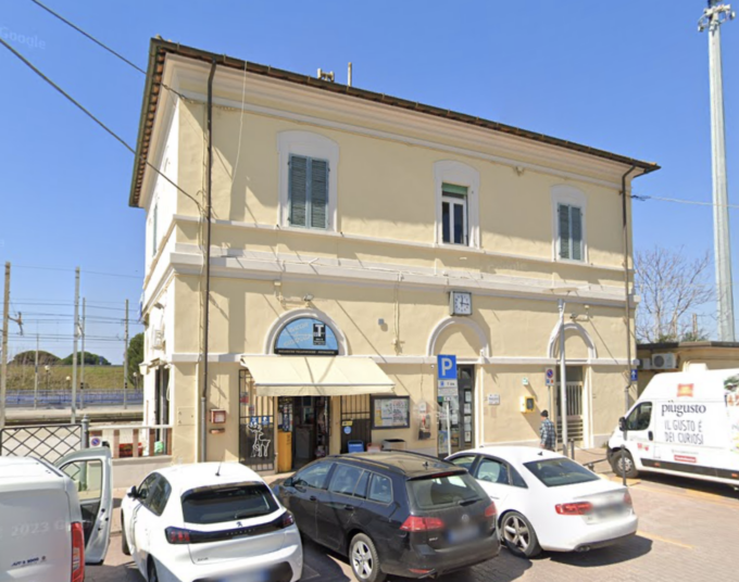Tragedia sui binari, travolto e ucciso dal treno a Castagneto Carducci