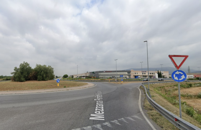 Carrello a rimorchio si sgancia e sfonda auto, morto conducente