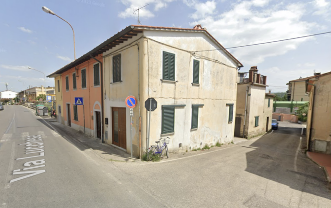 Non vuole andare in carcere, sale sul tetto e minaccia di buttarsi