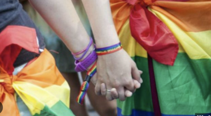 “Sono gay”, la confessione di un 18enne di Pisa ma i genitori lo allontanano da casa