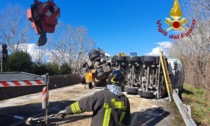 Autocisterna con percolato si ribalta, chiuso tratto sulla FI-PI-LI. Traffico in tilt in direzione Pisa