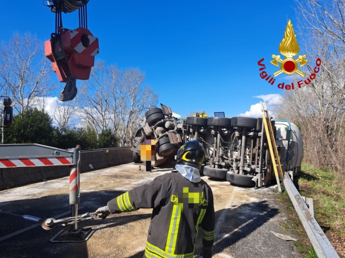 Autocisterna con percolato si ribalta, chiuso tratto sulla FI-PI-LI. Traffico in tilt in direzione Pisa