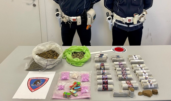 Scappa all’alt della Polizia ma cade col motorino nella fuga: a casa aveva quasi 5 chili di stupefacenti