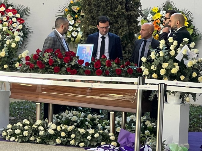 L’ultimo saluto a Joe Barone, camera ardente al Viola Park. L’omaggio dei tifosi e l’arrivo di Commisso