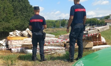 Sgomberano l'appartamento e abbandonano i rifiuti: deferiti due residenti a Campi Bisenzio