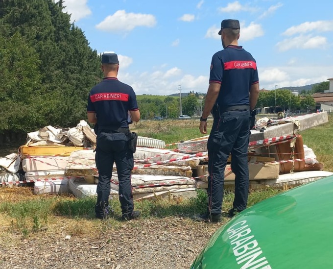 Sgomberano l’appartamento e abbandonano i rifiuti: deferiti due residenti a Campi Bisenzio