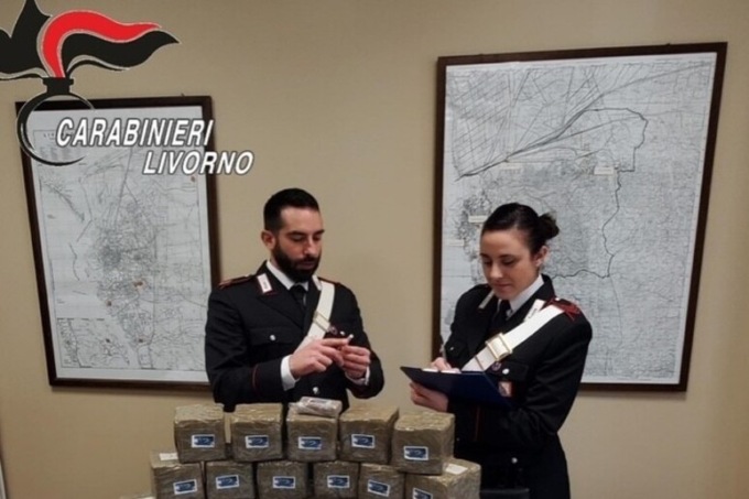 In auto con 31 chilogrammi di droga: in manette 67enne livornese