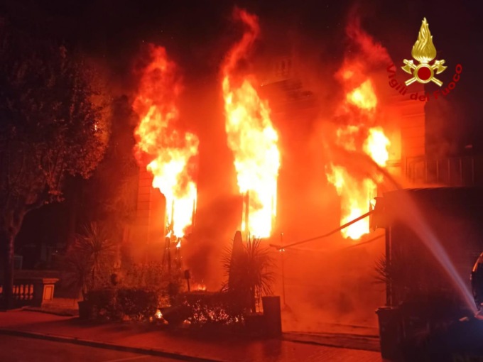 Incendio divampa al “Principe” dell’ex Kursaal di Montecatini: ipotesi dolosa