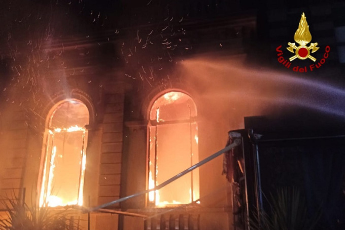 Incendio al Kursaal di Montecatini: “Sono entrate delle persone e hanno dato fuoco a tutto”
