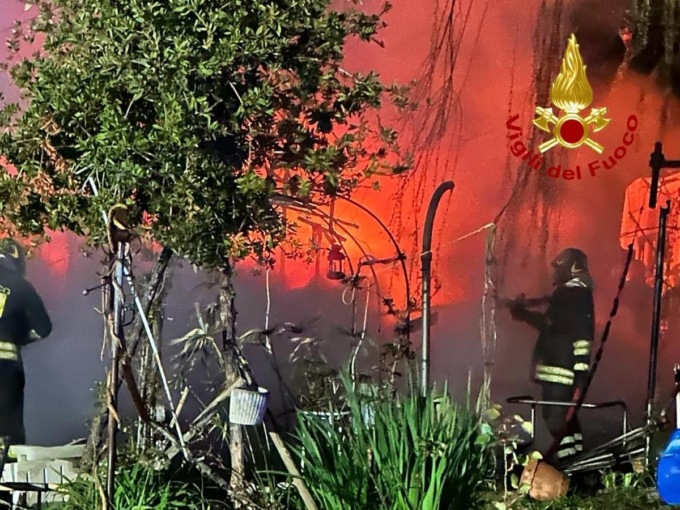 Fiamme in un deposito lungo il Canale Imperiale. Paura per la presenza di bombole di GPL