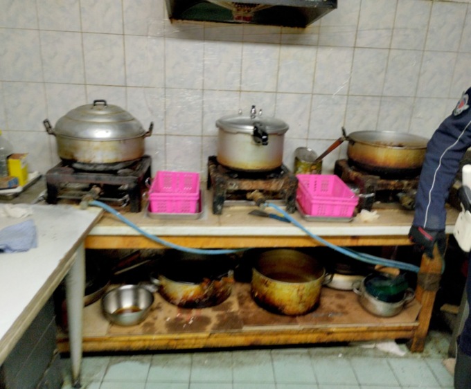 Trasforma la casa in una rosticceria abusiva, con tanto di consegne a domicilio. Peccato che fosse anche senza patente