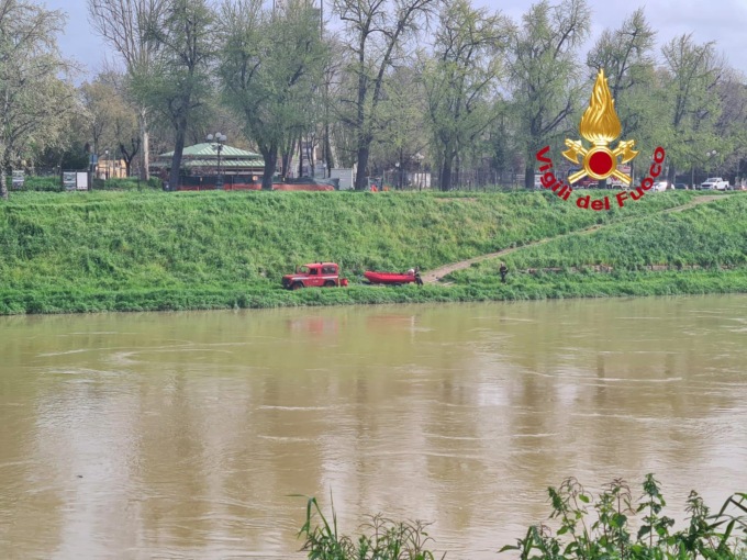 Allarme per una donna nell’Arno, scattano le ricerche ma lei riemerge ed esce da sola
