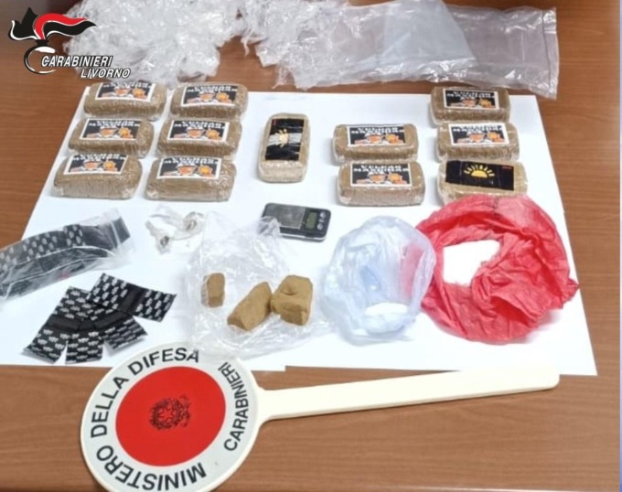 Sospetto andirivieni nella casa isolata: scovato laboratorio e centro di spaccio all’Elba