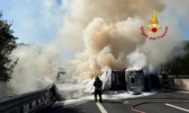 Tir si ribalta e viene avvolto dalle fiamme sull'A1: traffico nel caos, code chilometriche