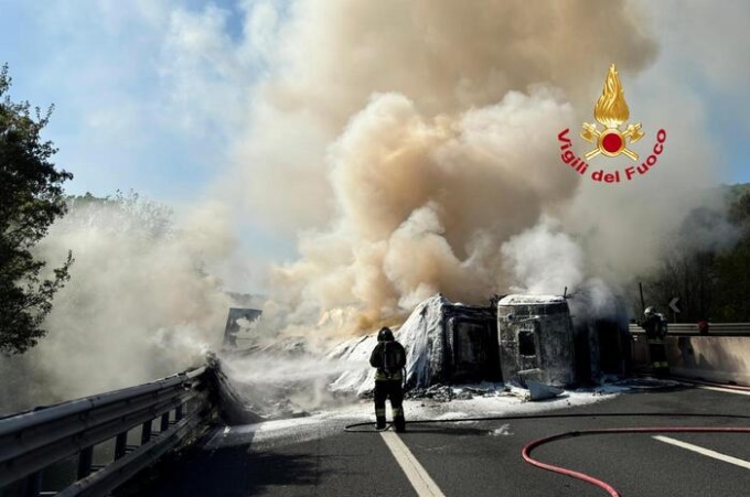 Tir si ribalta e viene avvolto dalle fiamme sull’A1: traffico nel caos, code chilometriche