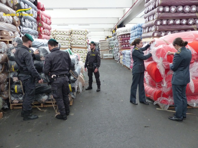 Impresa tessile irregolare nel Macrolotto di Prato: sequestrati 6 milioni di euro in abbigliamento e tessuti