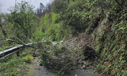 Pasquetta complicata a Massa, due frane bloccano le strade: disagi alla viabilità causati dal maltempo