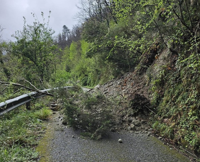 Frana sulla statale di Val di Cecina: strada chiusa a Volterra