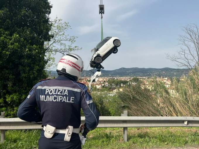 Vola di sotto con l’auto dal Viadotto Marco Polo, si allontana e lascia l’auto lì