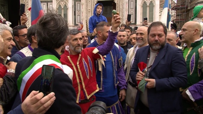 Volo perfetto della colombina. Calcio storico semifinali il 1° ed il 2 giugno. Finale il 15 giugno